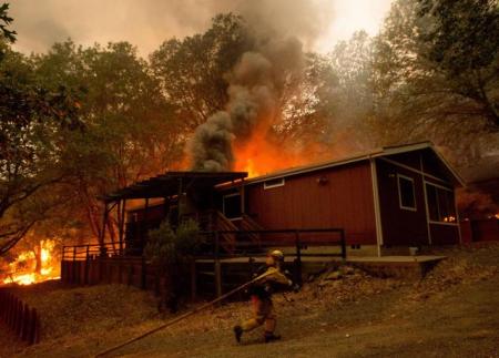 Maison de Middletown encerclée par les flammes (photo AFP)