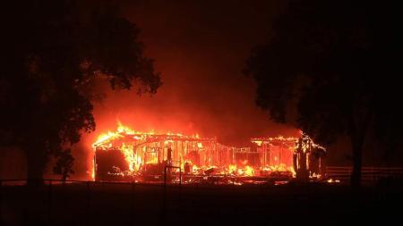 Ph3 : Maison en feu le long de l'autoroute à Hidden Valley le 12 septembre 2015 (photo K. Porter / The Press Democrat)