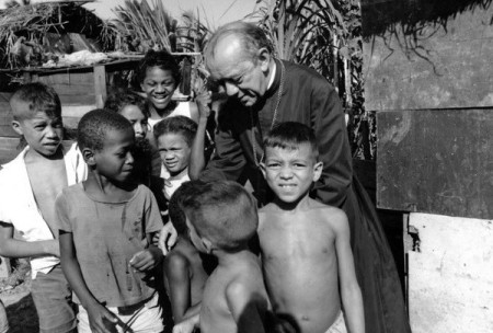 Dom Helder Camara en 1970 avec des enfants d'un bidonville de son diocèse (photo Archives CIRIC)