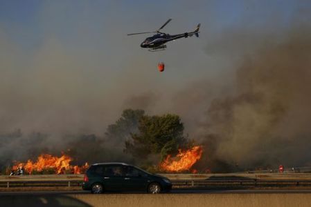 Hélicoptère bombardier d'eau au dessus de l'A7 (photo B. Horvat / AFP)